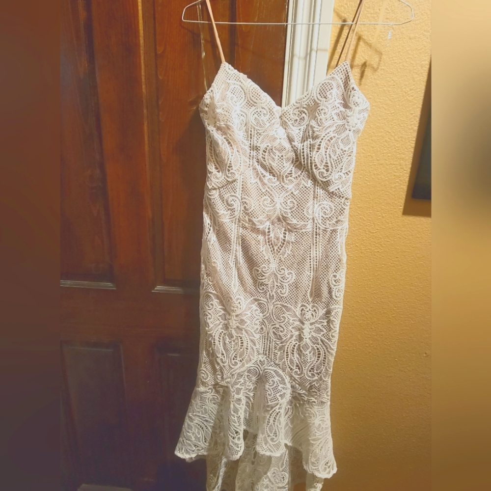 DO+BE White and Beige Lace Trumpet Hem Midi Dress